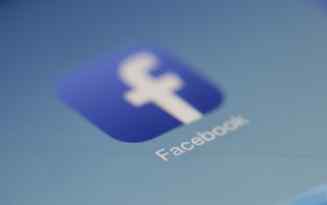 Facebook a eliminat 790 de grupuri legate de QAnon, un promotor al teoriei conspiratiei