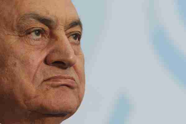 Mubarak şi doi foşti oficiali, amendaţi cu 90 mil. dolari pentru tăierea comunicaţiilor mobile şi a internetului