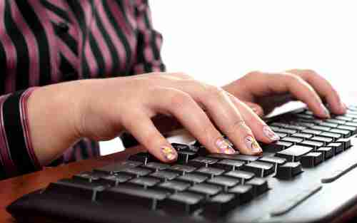 Studiu: 42% din telespectatori discută pe internet despre programele vizionate