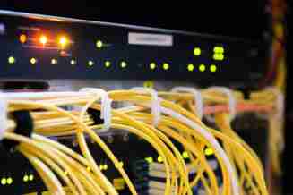 Comisia Europeana avertizeaza ca Internetul consuma extrem de multa energie electrica